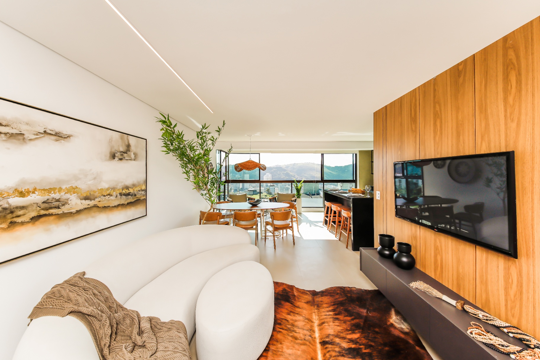 Living do apartamento decorado MAP Estrela Sul com vista para as montanhas