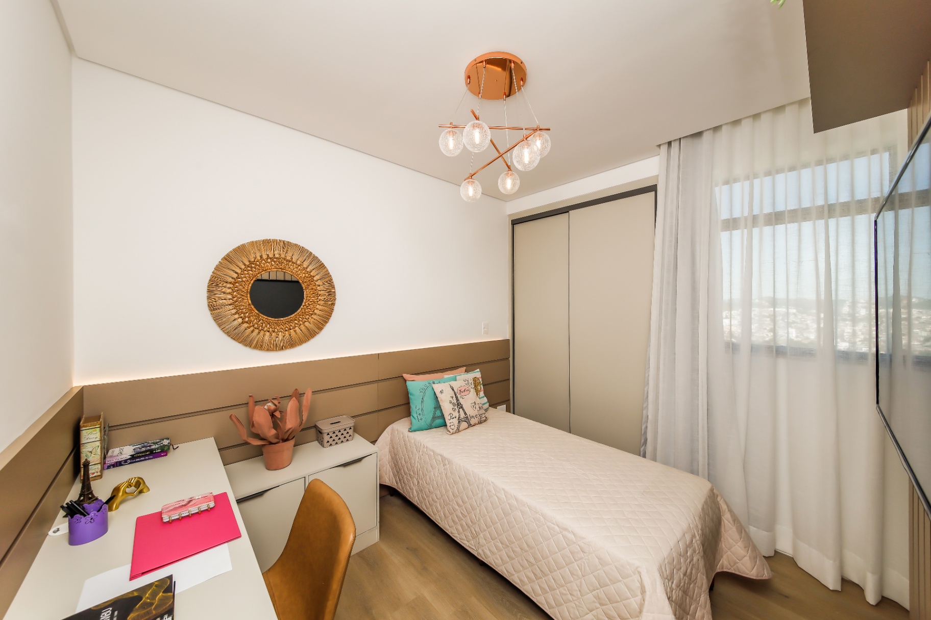 Quarto decorado em tons terrosos com cabeceira ampla e luz indireta