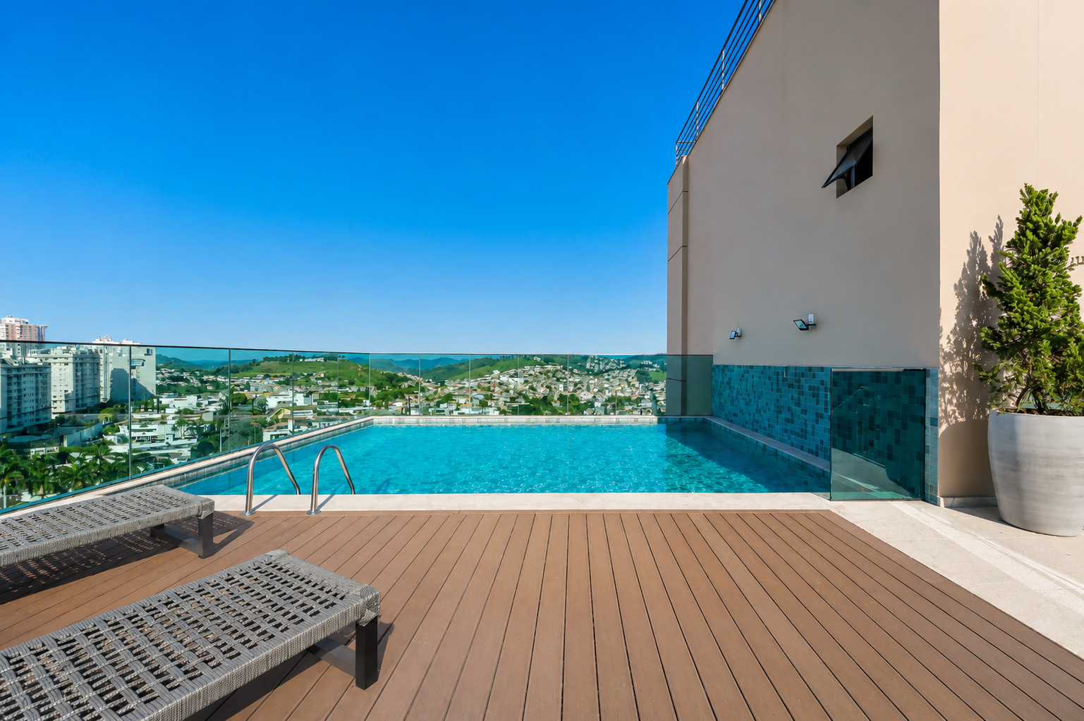 Piscina no rooftop do MAP Estrela Sul com vista panorâmica para as serras de Juiz de Fora